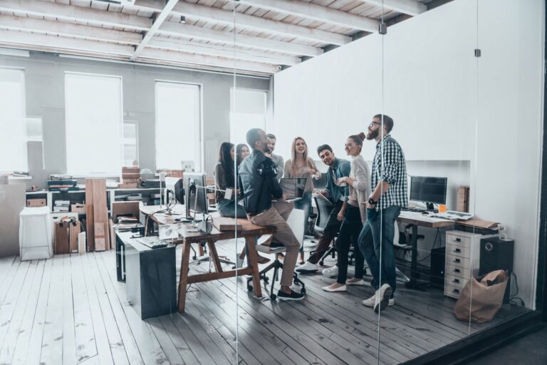Navigating Hybrid Teams: Unlock Success Across Remote and In-Office Teams