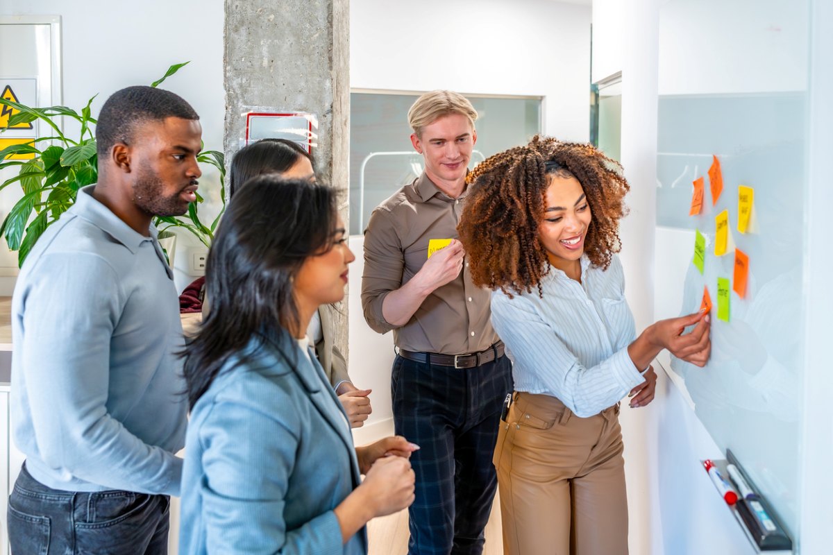 Saying Less and Doing More: How Social Dynamics Simplifies Team Communication